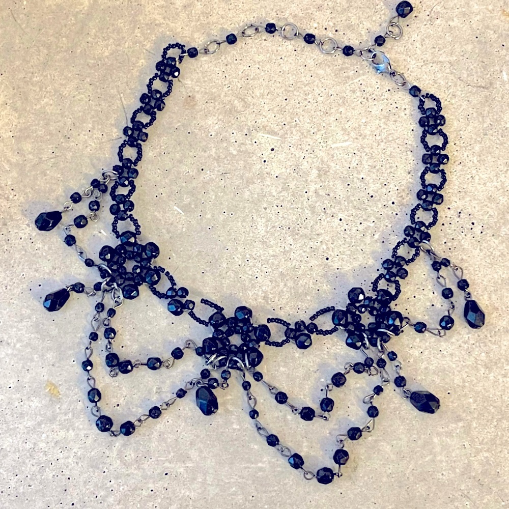 Festive Elizabethan Choker - Picture 4 of 5
